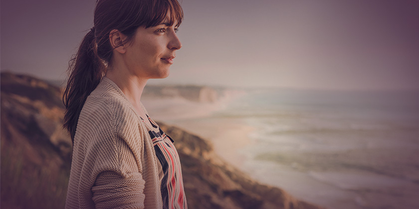 Mulher contemplando o horizonte