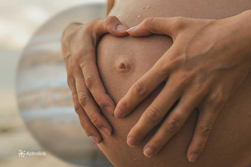 barriga de mulher grávida com mãos em formato de coração