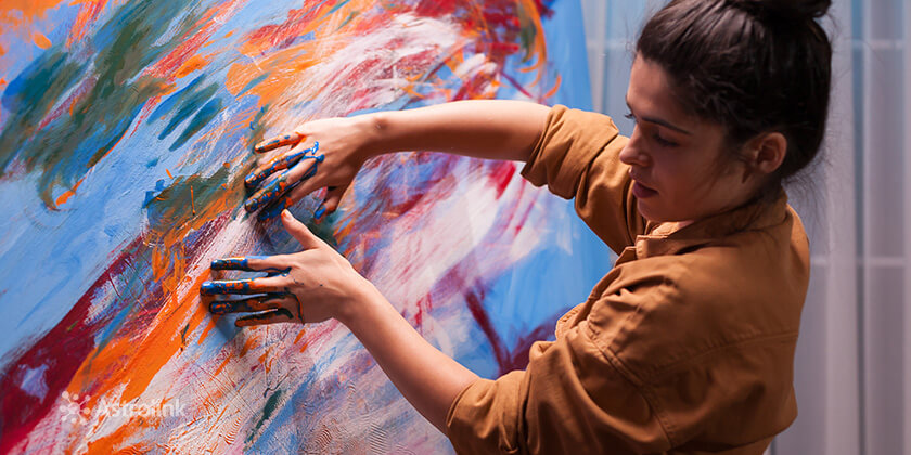 Mulher pintando com as mãos