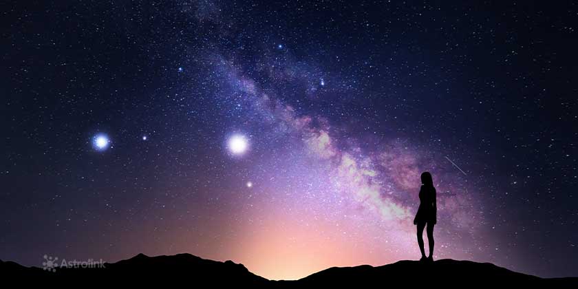 Planetas retrógrados: pessoa observando as estrelas