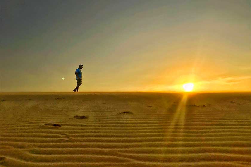 Homem caminhando no deserto